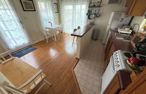 Hyde Park Cottage | Furnished, stand-alone guest house with private deck, Montrose