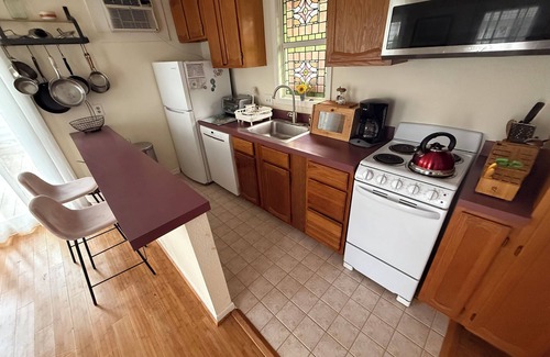 Hyde Park Cottage | Furnished, stand-alone guest house with private deck, Montrose