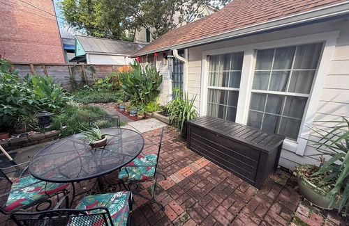 Hyde Park Cottage | Furnished, stand-alone guest house with private deck, Montrose