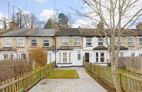 Hemel Hempstead House | Furnished Terraced House near Public Attractions, 5 min to Public Transport
