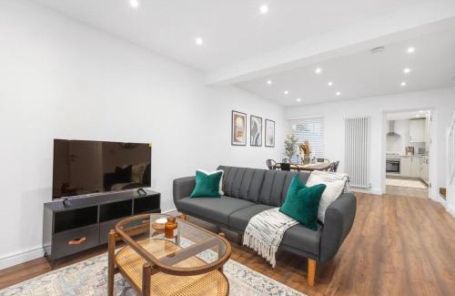 Hemel Hempstead House | Furnished Terraced House near Public Attractions, 5 min to Public Transport
