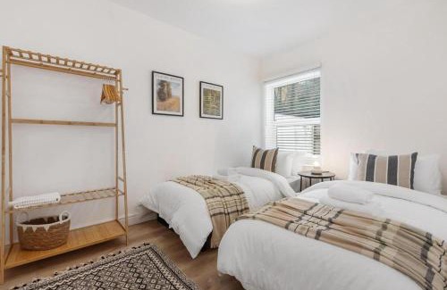 Hemel Hempstead House | Furnished Terraced House near Public Attractions, 5 min to Public Transport