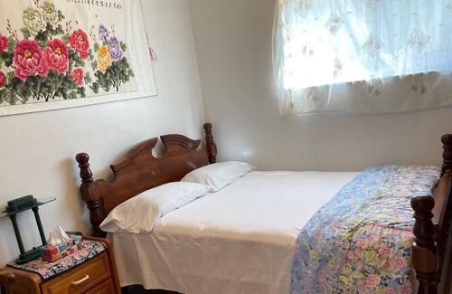 Gibsons House | Furnished two bedroom ground level suite