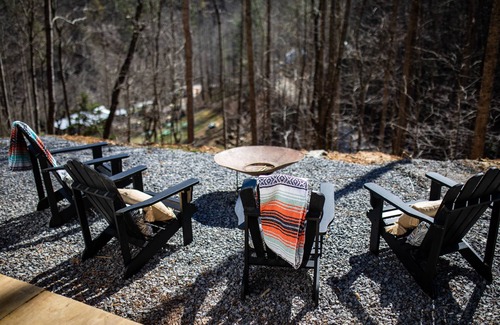 Cosby RV Rental | ➡️🛣️ Further up the Road Large Glamping Dome with Hot Tub, Fire Pit and Grill