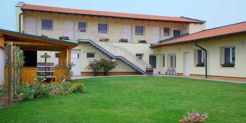 Illmitz House | Gästehaus Lackenblick