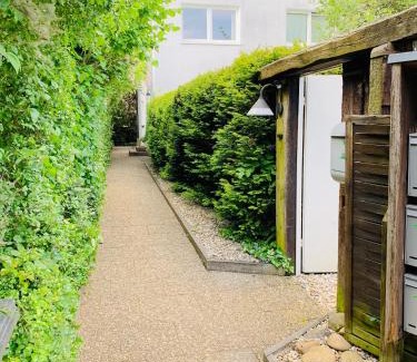 Homburg Apartment | Gästehaus zur Uni Klinik Exklusives Apartment mit Küche und Badezimmer