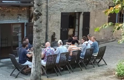 Crespin House | Gîte 'à la campagne' met gedeeld zwembad.