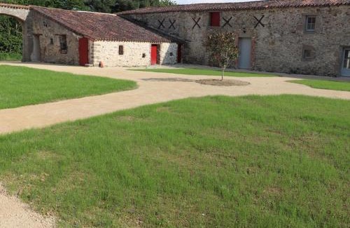 Les Herbiers House | Gîte 18ème avec piscine couverte, terrasse et salle de jeux - 6 pers - FR-1-426-432