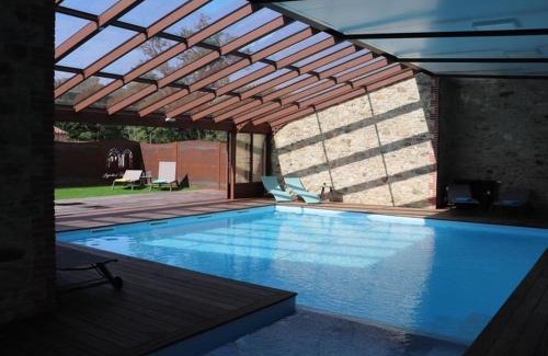 Les Herbiers House | Gîte 18ème avec piscine couverte, terrasse et salle de jeux - 6 pers - FR-1-426-432