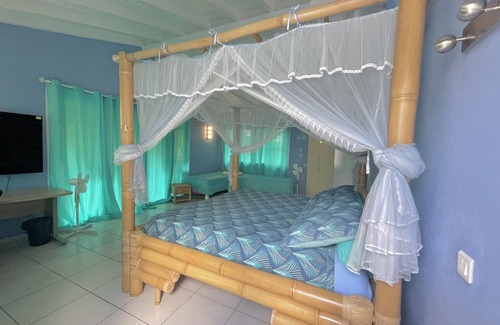 Le Gosier Bed & Breakfast | Gîte 50 m² Tous Confort Avec Terrasse Privée Équipée et Accet à la Piscine