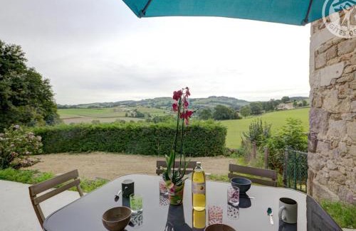 Saint-Heand House | Gîte Authentique avec Poêle à Bois et Jardin à Saint-Héand - FR-1-496-146