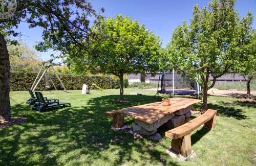 Saint-Romain-d'Urfe House | Gîte chaleureux en forêt avec cheminée et animaux acceptés - FR-1-496-36