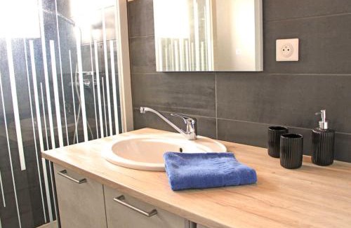 Lavoine House | Gîte chaleureux avec poêle à bois et jardin à Lavoine - FR-1-489-332