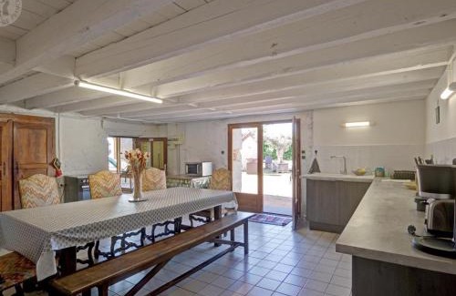 L'Hopital-le-Grand House | Gîte Confortable avec Spa et Jeux Extérieurs à L'Hôpital-le-Grand - FR-1-496-289