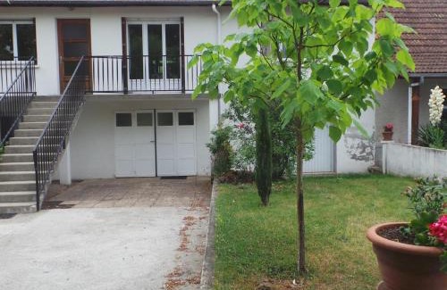 Creuzier-le-Neuf House | Gîte confortable à Creuzier-le-Neuf avec piscine partagée - FR-1-489-76