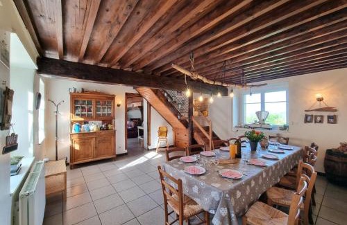 Grammond House | Gîte confortable pour 12 pers. entre Lyon et Saint-Étienne avec jardin et jeux extérieurs - FR-1-496-373