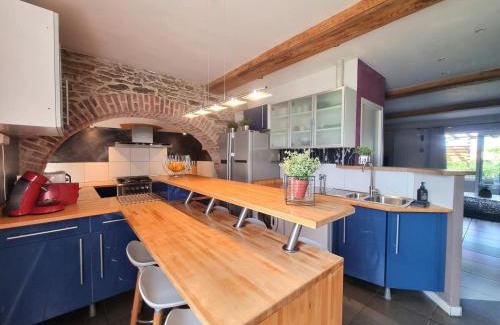 Tartaras House | Gîte de charme à Tartaras - Terrasse et Animaux bienvenus - FR-1-496-299