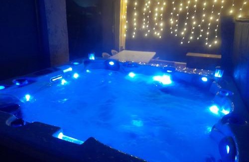 Belonchamp House | Gîte de charme avec jacuzzi étang babyfoot et rivière