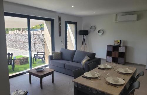 Couzon House | Gîte de Charme avec Spa, Randonnées à Proximité - FR-1-489-476