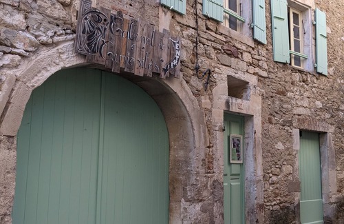 Aigueze House | Gîte du Cabinet de Curiosités