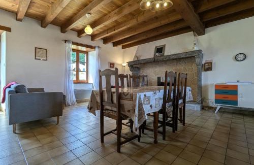 Pinols House | Gîte en pierres avec cour et 3 chambres, au cœur d'un village proche de Langeac - FR-1-582-233