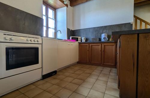 Pinols House | Gîte en pierres avec cour et 3 chambres, au cœur d'un village proche de Langeac - FR-1-582-233