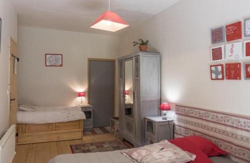 Souvigny House | Gîte familial avec piscine chauffée et wifi, près de Souvigny - FR-1-489-466