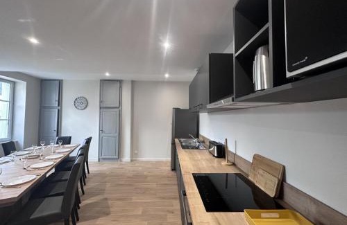 Theneuille House | Gîte historique rénové, confort inclus, parking, max 8 pers à Theneuille - FR-1-489-571