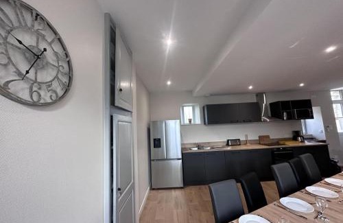 Theneuille House | Gîte historique rénové, confort inclus, parking, max 8 pers à Theneuille - FR-1-489-571