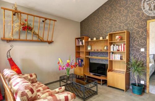 Genilac House | Gîte Indépendant avec Terrasse et Jardin à Genilac - FR-1-496-114