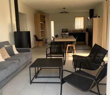 Vendeuvre-du-Poitou House | Gîte neuf, à 12mn du Futuroscope, à la campagne-Le Coquelicot