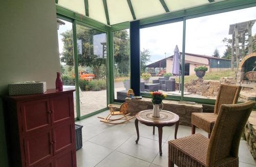 Saint-Galmier House | Gîte spacieux et rénové avec véranda lumineuse et jeux extérieurs à Saint-Galmier - FR-1-496-300