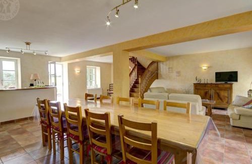 Chalain-le-Comtal House | Gîtes de charme avec piscine privative et jacuzzi à Chalain-le-Comtal - FR-1-496-374