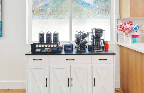 North Hollywood House | G. Luxe NoHo Family Home: 15m to Universal & Hollywood + Games + Parking