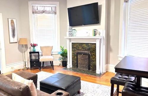 Fan District Apartment | G4 KING BED central location museums FREE PARKING