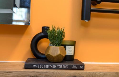 Plasnewydd Apartment | Gad Suite - Modern 2BR Apartment with Parking & WIFI