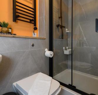 Plasnewydd Apartment | Gad Suite - Modern 2BR Apartment with Parking & WIFI