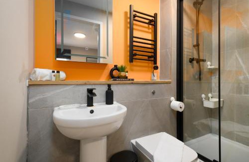 Plasnewydd Apartment | Gad Suite - Modern 2BR Apartment with Parking & WIFI