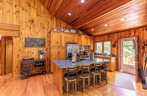 Boone House | Gait to Paradise - 15 minutes to Boone, hot tub, completely private, creek in back yard