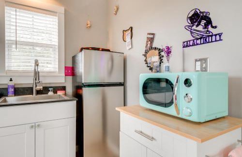 Brownwood House | Galactikitty - Quirky Cabin Near Lake Brownwood!