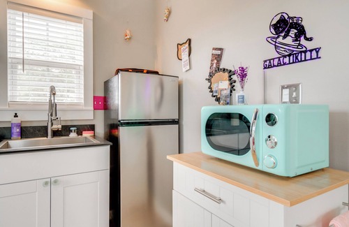Brownwood Cabin | 'Galactikitty' - Quirky Cabin Near Lake Brownwood!
