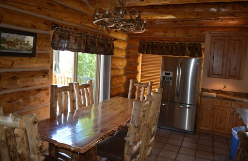 Garden City Cabin | Galilee Lodge CUSTOM BUILT LOG CABIN NEAR BEACH & WALK TO THE DOWNTOWN, W/VIEW