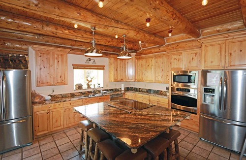 Garden City Cabin | Galilee Lodge CUSTOM BUILT LOG CABIN NEAR BEACH & WALK TO THE DOWNTOWN, W/VIEW