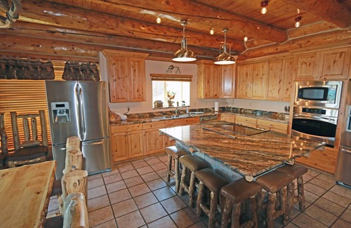 Garden City Cabin | Galilee Lodge CUSTOM BUILT LOG CABIN NEAR BEACH & WALK TO THE DOWNTOWN, W/VIEW