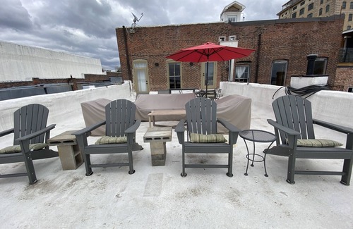 Vicksburg Condo | Gallery Loft Riverview Rooftop Terrace Elevator