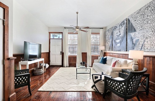 Beach Institute Apartment | Gallery Stays - Amiri Pop