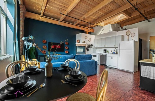 Downtown Edmonton Apartment | Game Day Getaway | AirCon | 5 min Rogers | Parking