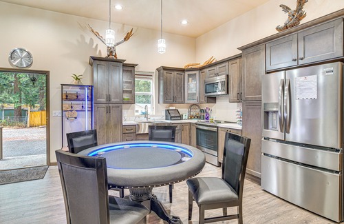Prairie Ridge Cottage | Game Room, Hot Tub & Mtn View: Bonney Lake Retreat