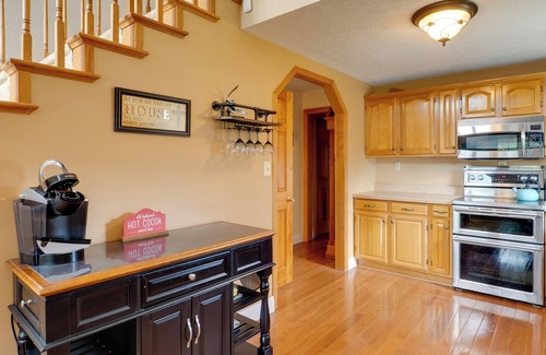 Hallsville House | Game Room & On-Site Pond: Laurelville Retreat!