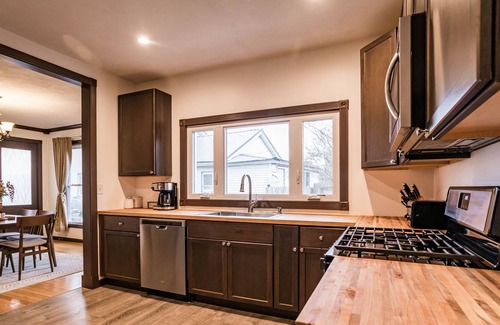 Westside House | Game room. Walk to food/beverage. 5 mins to Downtown, Destiny USA, NYS Fair, SU.